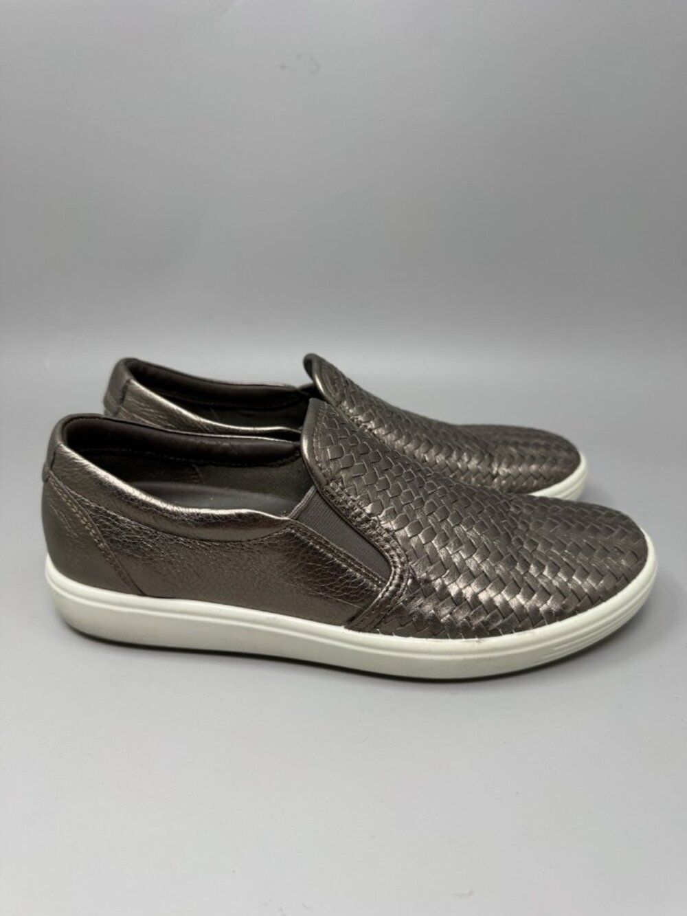 Ecco Soft 7 Shoes Women’s SIZE 8 Woven Slip On Sneakers Metallic Leather Bronze